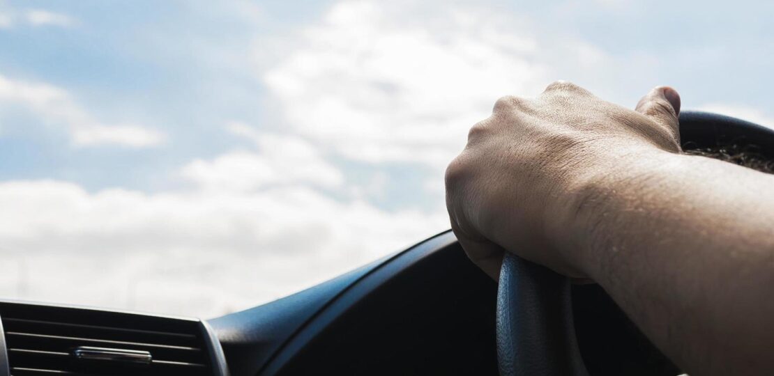 9299785-homem-conduzindo-carro-usando-uma-mao-gratis-foto